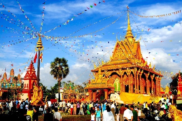Tặng quà tết Chol Chnam Thmay cho đồng bào dân tộc nghèo huyện Tân Châu