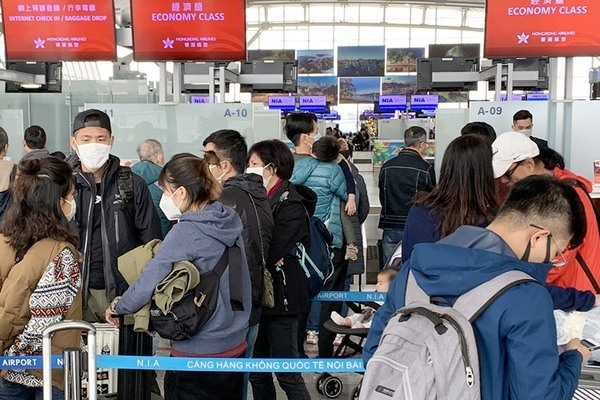 Hai khách nhập cảnh từ Trung Quốc về Hà Nội, dùng giấy tờ giả định bay đi TP HCM