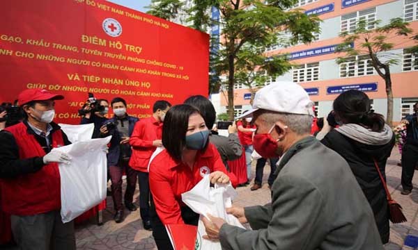 Hội Chữ thập đỏ Hà Nội tổ chức cấp, phát lương thực, thực phẩm miễn phí cho người nghèo