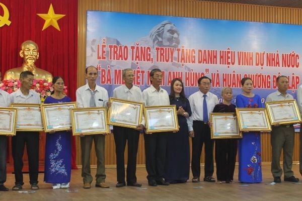 Trao tặng 84 danh hiệu bà mẹ Việt Nam Anh hùng ở Quảng Trị