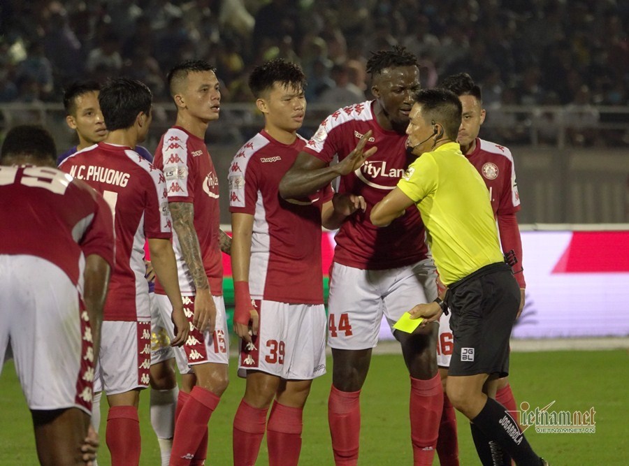 Vòng 11 V-League: Trọng tài lại gây bão, Sài Gòn bất bại