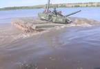 Xem xe tăng Nga lặn ngoạn mục như tàu ngầm
