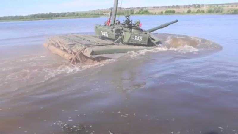 Xem xe tăng Nga lặn ngoạn mục như tàu ngầm