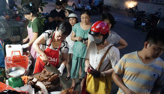 Quán thịt quay vỉa hè nổi tiếng lâu đời ở Hà Nội