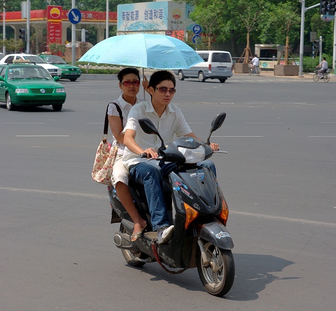 Thi thử câu hỏi điểm liệt sát hạch GPLX: Cầm ô đi xe máy có được phép?