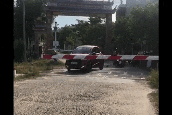 Ô tô cố vượt rào chắn bị tàu húc văng xa 50 mét ở Quảng Nam