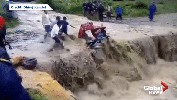 Người đàn ông đi xe máy bị cuốn trôi giữa dòng nước lũ