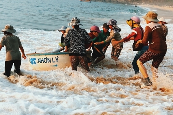 Phụ nữ làng chài không còn phải chạy ăn từng bữa