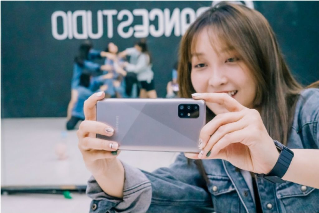 Touch-to-capture on Galaxy A51/A71
Galaxy A51 và A71 đều được tích hợp công nghệ chụp ảnh Touch-to-capture để trải nghiệm chụp ảnh dễ dàng hơn. Chỉ với một lần chạm, quý khách có thể bắt được khoảnh khắc đẹp với tốc độ chụp nhanh và chất lượng ảnh sắc nét. Hãy truy cập ngay để khám phá thêm về tính năng này tại Samsung!
