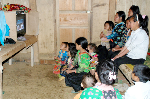 Giảm nghèo về thông tin, huyện Trạm Tấu trao 35 tivi cho hộ nghèo