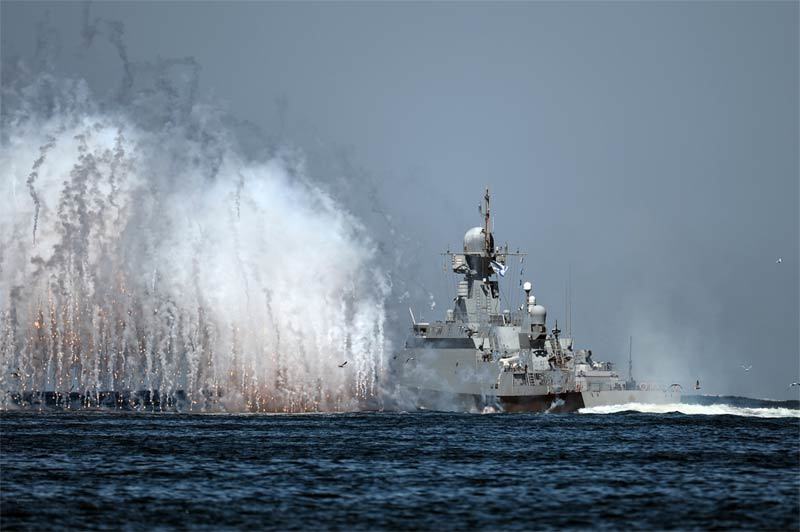 Xem hàng chục chiến hạm Nga nối đuôi khoe sức mạnh tột đỉnh
