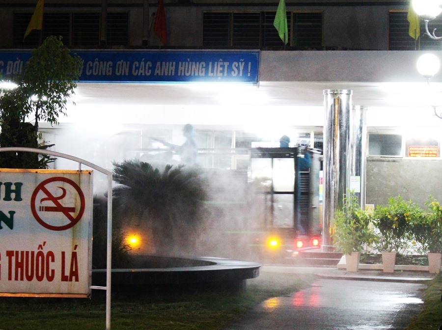 Quân đội huy động xe đặc chủng khử trùng 2 bệnh viện ở Đà Nẵng trong đêm