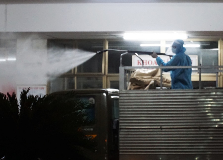 Quân đội huy động xe đặc chủng khử trùng 2 bệnh viện ở Đà Nẵng trong đêm