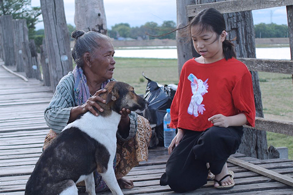 Cô bé chỉ học trường làng nói tiếng Anh 'như gió'