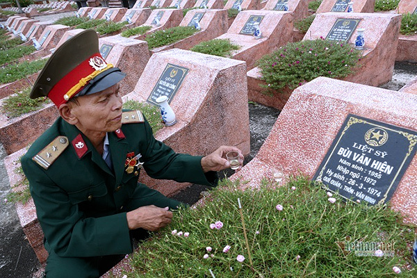 Tiếng gọi thắt lòng của cựu binh bên ngôi mộ trong nghĩa trang liệt sĩ