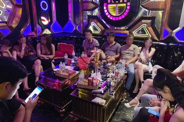 Đột kích karaoke của dân 'bay lắc' vùng ven Sài Gòn