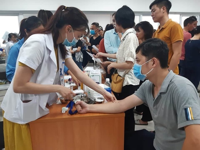 Hundreds donate blood to save Quang Binh accident victims