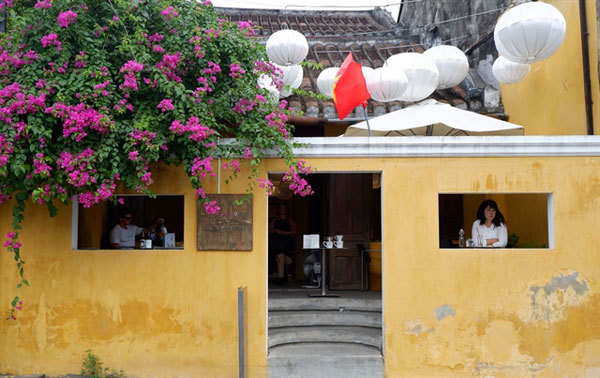 Hoi An life seen through café windows