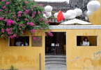 Hoi An life seen through café windows