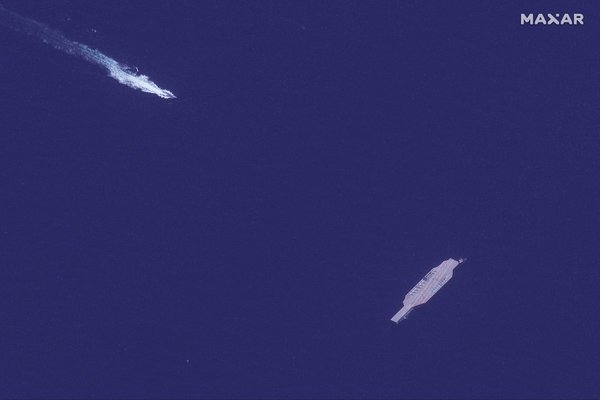 Iran kéo mô hình tàu sân bay Mỹ ra biển