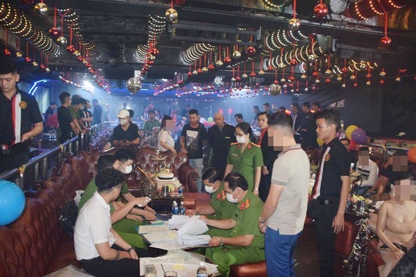 Đột kích hàng loạt tụ điểm ăn chơi ở trung tâm Sài Gòn