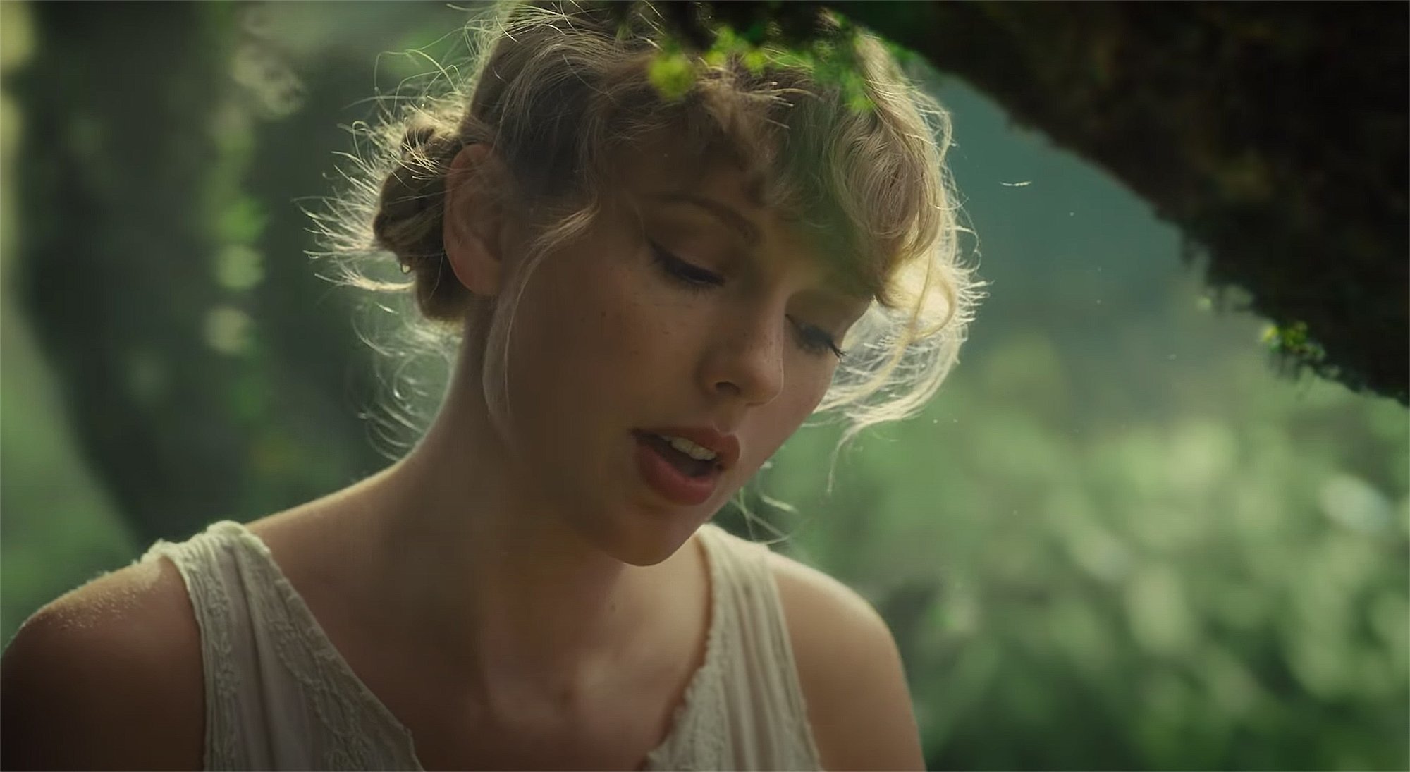 Taylor Swift gây ấn tượng với xu hướng làm đẹp mùa hè