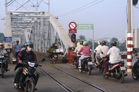 Thi thử câu hỏi điểm liệt sát hạch GPLX: Chú ý gì khi băng cắt qua đường sắt?