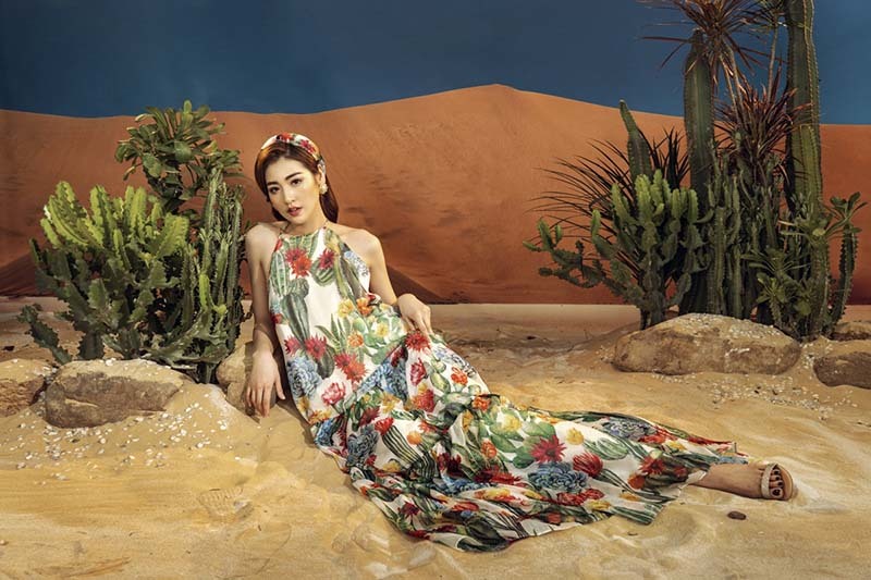 Á hậu Tú Anh phong cách với đầm hoạ tiết hoa xương rồng