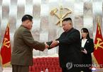 Quân nhân Triều Tiên được Kim Jong Un tặng súng lục đặc biệt