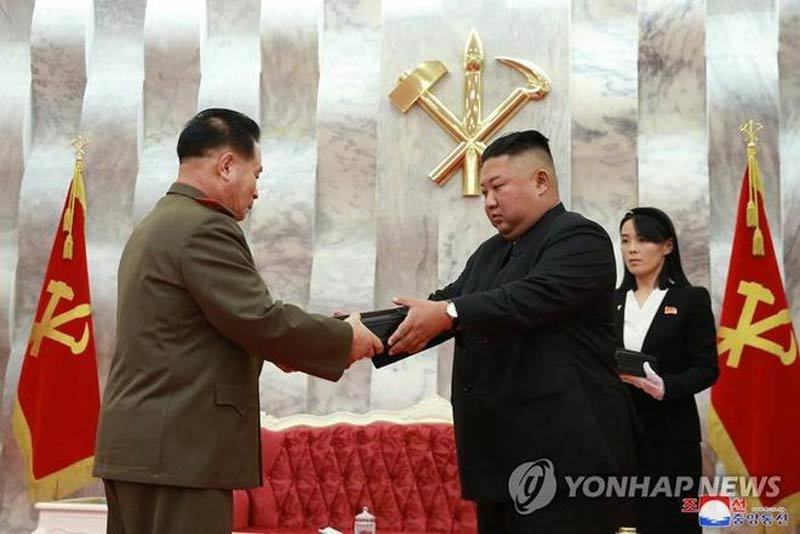 Quân nhân Triều Tiên được Kim Jong Un tặng súng lục đặc biệt