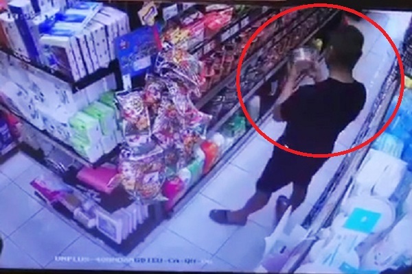 Người đàn ông vào siêu thị bôi nước bọt vào gói thực phẩm bị tâm thần