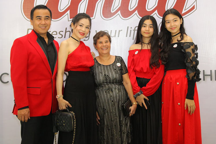 MC Quyền Linh cùng mẹ, vợ và 2 con gái xinh đẹp dự sự kiện