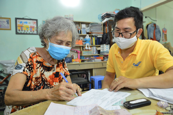 Các địa phương giãn cách xã hội: Nhận lương hưu, trợ cấp BHXH, BHTN tại nhà