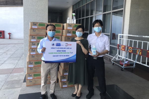 Lixco trao tặng 2000 lít dung dịch rửa tay các loại tiếp sức Đà Nẵng, Quảng Nam, Quảng Ngãi