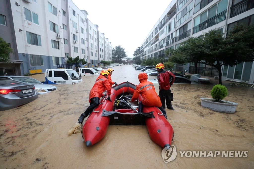 Hàng trăm ngôi nhà, ôtô ở Hàn Quốc 'ngụp lặn' trong nước