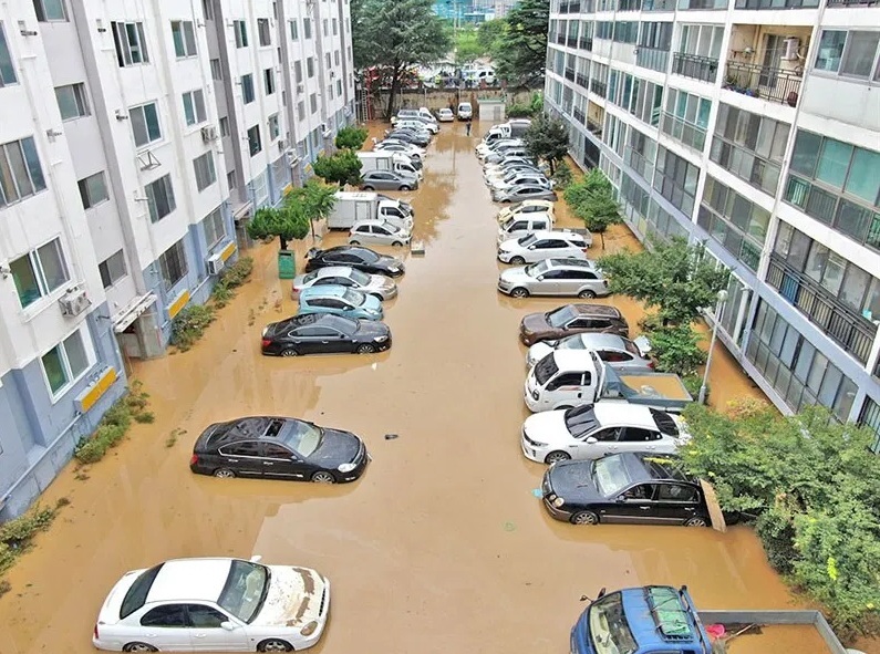 Hàng trăm ngôi nhà, ôtô ở Hàn Quốc 'ngụp lặn' trong nước