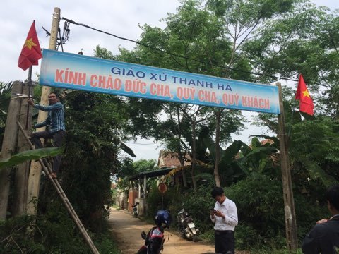 Về nơi giáo xứ treo cờ Tổ quốc, giáo dân được tặng vịt thoát nghèo