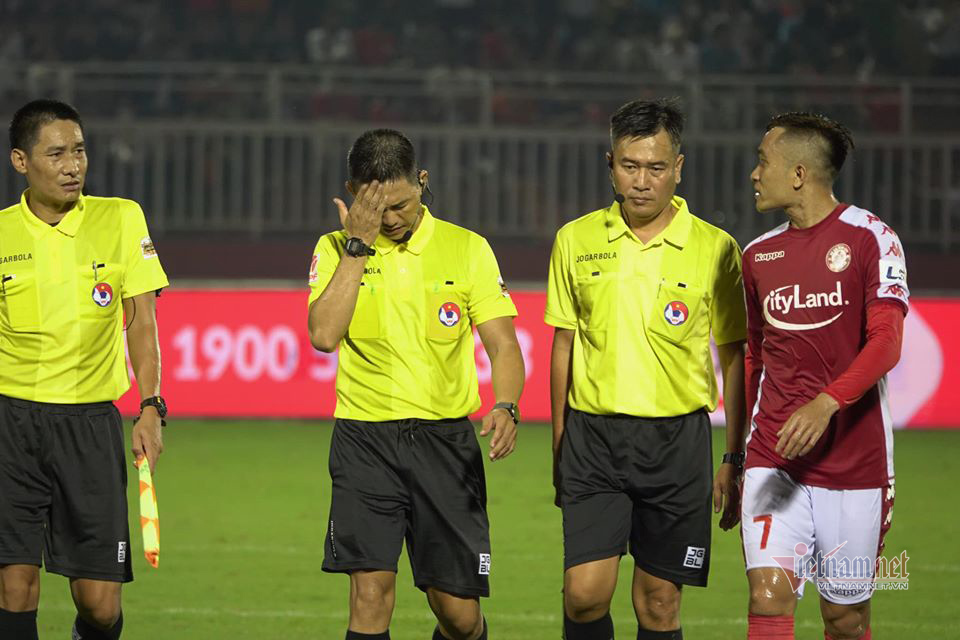 Trọng tài gợn sóng: Đừng làm V-League mất vui!