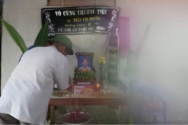 Đi cắt cỏ ngoài đồng, một người phụ nữ bị rắn độc cắn tử vong
