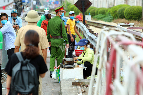 Cửa hàng mở cửa phục vụ khách thâu đêm, công an đi từng ngõ nhắc nhở