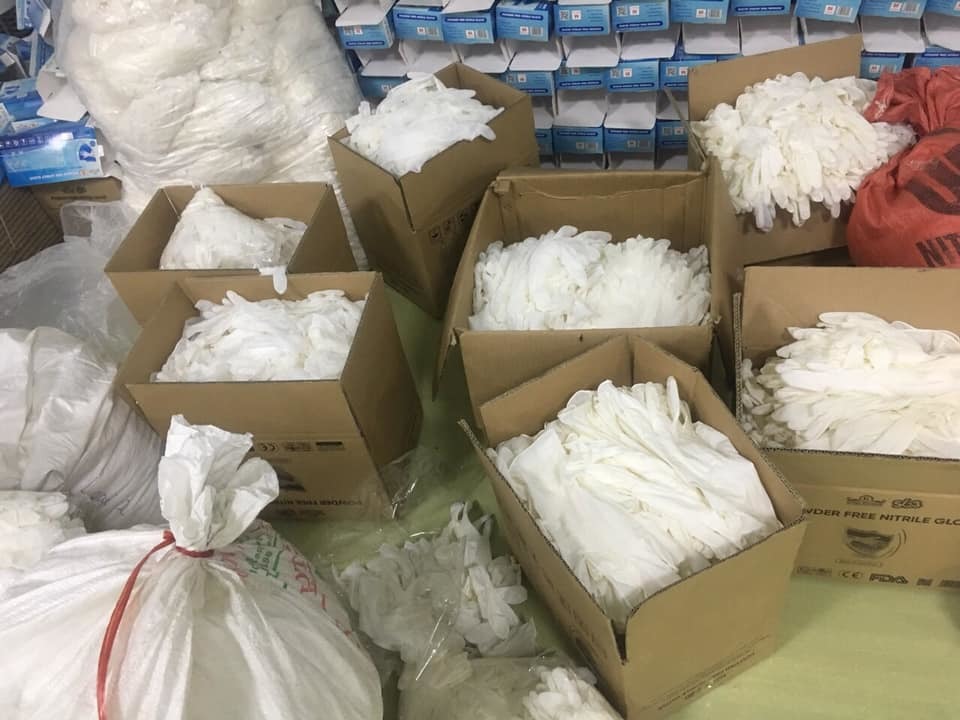 Lộ kho cất giấu hàng ngàn găng tay cao su đã qua sử dụng