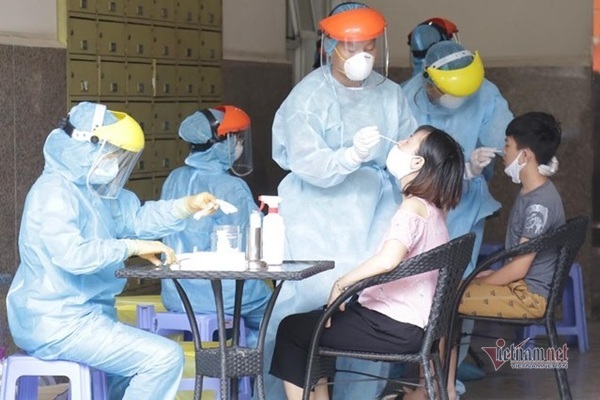 Phong tỏa một block chung cư ở Sài Gòn, lấy mẫu xét nghiệm Covid-19