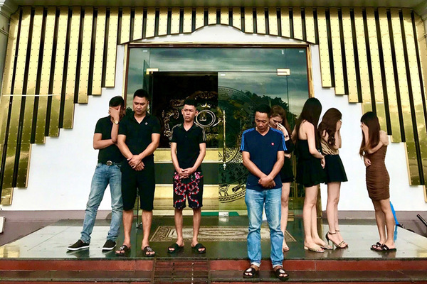 Mặc lệnh cấm mở cửa, quán karaoke vẫn để khách lắc lư trong tiệc ma tuý