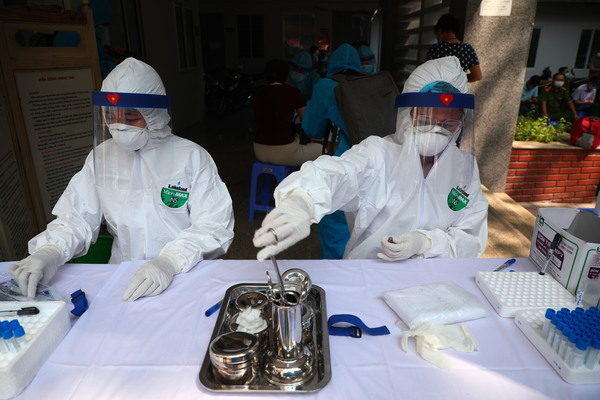 Nữ phó giám đốc ở Hà Nội buôn trang phục y tế phòng dịch giả