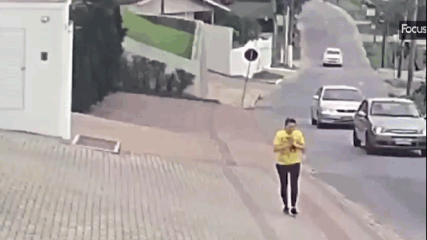 Máy bay lao xuống đường, khách bộ hành kinh hãi