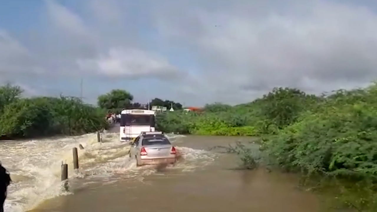 Ô tô trôi tuột khi cố lao qua dòng nước lũ