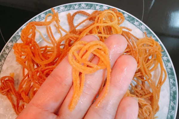 Rủ con vào bếp cùng làm món bim bim từ mỳ spaghetti