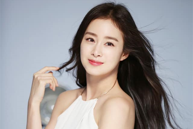 Kim Tae Hee trẻ đẹp như gái đôi mươi dù đã có 2 con