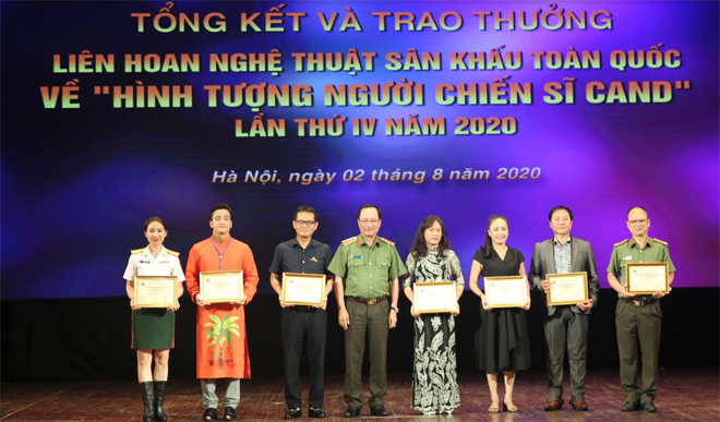 7 HCV trao LH sân khấu Hình tượng người chiến sĩ Công an nhân dân