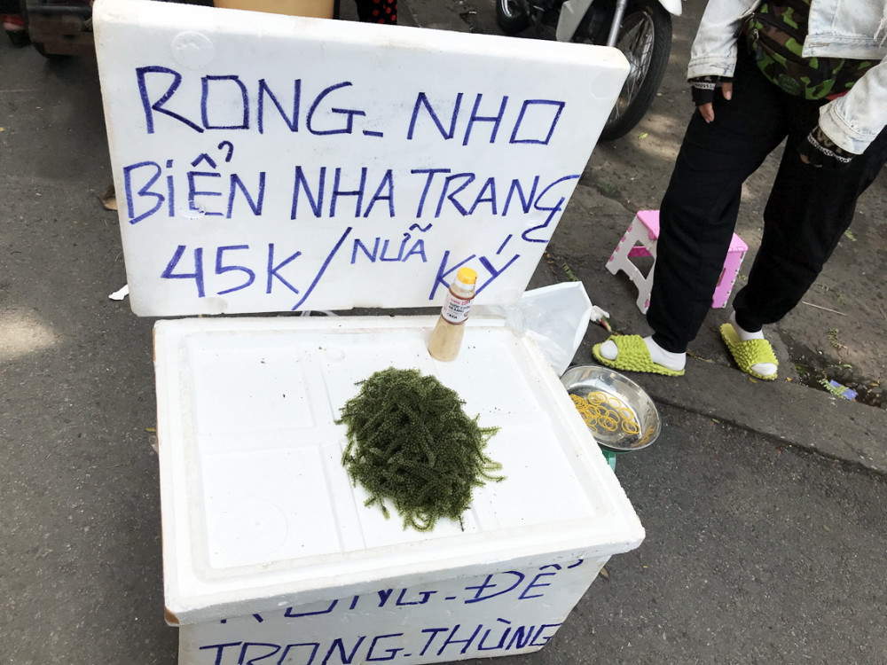 Thực phẩm 'nhà giàu' tràn ra vỉa hè với giá rẻ bèo